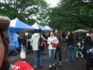 テントで設営されたテーブル席